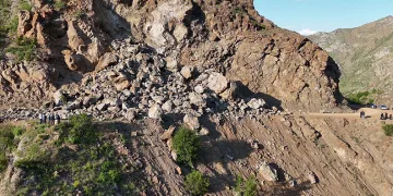 Dev kayalar yine yolu kapattı