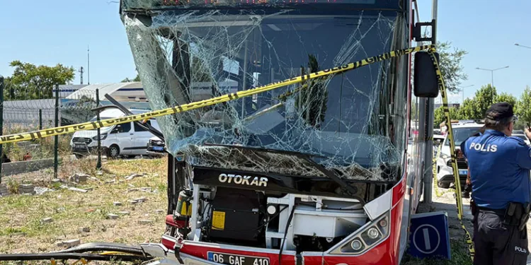 Başkentte EGO otobüsü kaza yaptı: 1 ölü, 9 yaralı