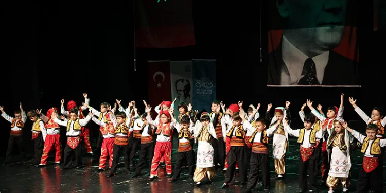 Nilüferli miniklerin mezuniyet sevinci