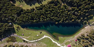 Şavşat’ın saklı cenneti ‘Balık Gölü’ ziyaretçilerini ağırlamaya başladı