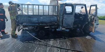 Mazot ve yağ yüklü kamyonet alevlere teslim oldu