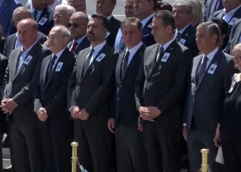 Kılıçdaroğlu ve Özel, cenaze töreninde yan yana geldi