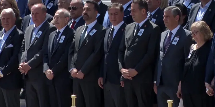 Kılıçdaroğlu ve Özel, cenaze töreninde yan yana geldi
