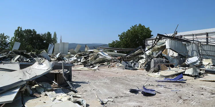 Yaylacık’ta kaçak iş yeri yıkıldı