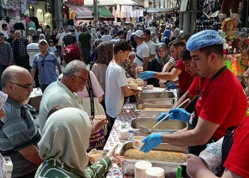 Bursa’da Tuzpazarı esnafı 5 bin kişiye aşure ikram etti