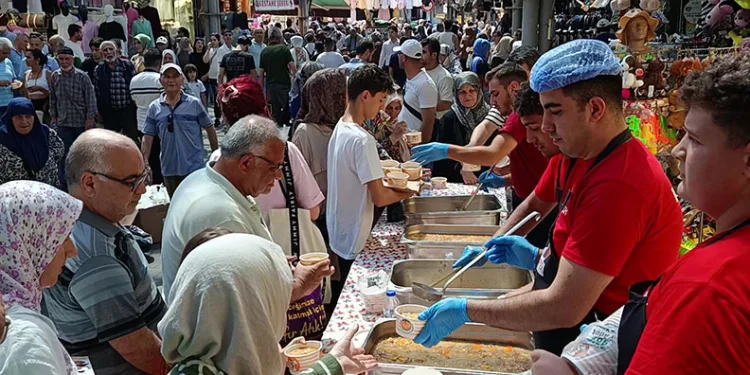 Bursa’da Tuzpazarı esnafı 5 bin kişiye aşure ikram etti
