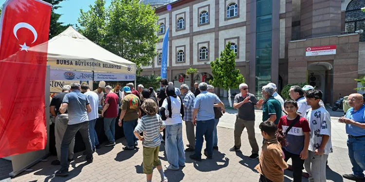 Büyükşehir’den 17 ilçede 28 farklı noktada aşure ikramı
