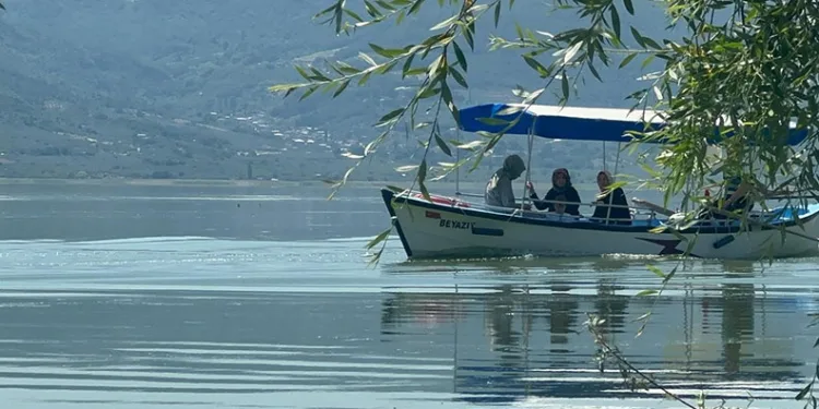 Uluabat Gölü’nün suları çekildi; Gölyazı’da hayat normale döndü