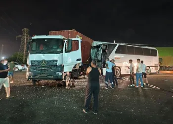Tır ile işçi servisi çarpıştı: 12 yaralı