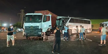 Tır ile işçi servisi çarpıştı: 12 yaralı