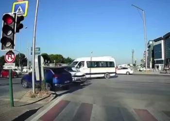 Bursa’da klırmızı ışık ihlali kazaya neden oldu