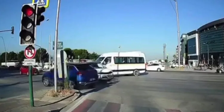 Bursa’da klırmızı ışık ihlali kazaya neden oldu