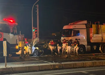 Kırmızı ışıkta bekleyen araçlara tır çarptı: 1’i ağır 5 yaralı