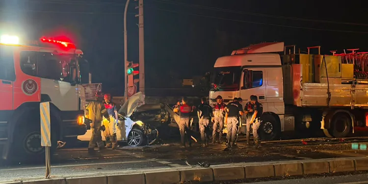 Kırmızı ışıkta bekleyen araçlara tır çarptı: 1’i ağır 5 yaralı