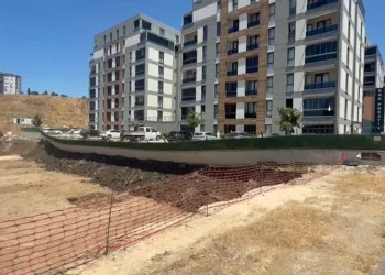 Bursa’da istinat duvarı çöktü, site sakinleri zamanla yarıştı