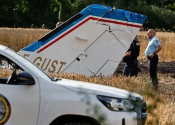 Fransa’da paraşütçüleri taşıyan uçak düştü