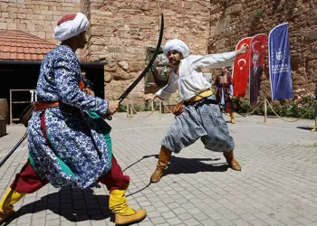 Türk kılıçları Zindankapı’da çarpıştı