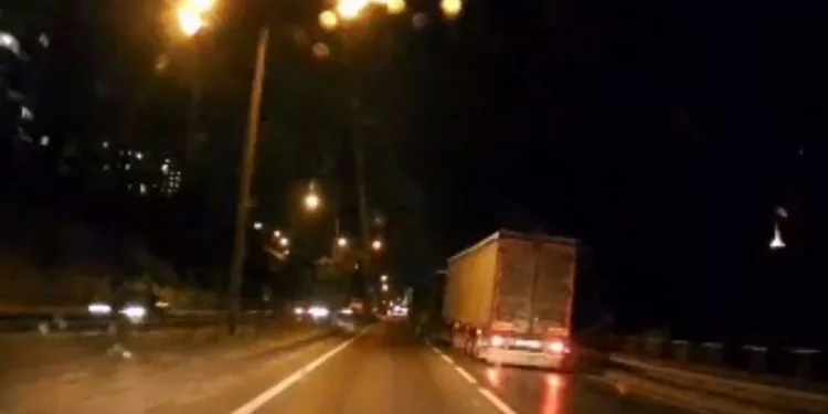 Kontrolden çıkan tır makasladı