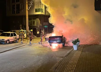 Bursa’da seyir halindeki araç alevlere teslim oldu