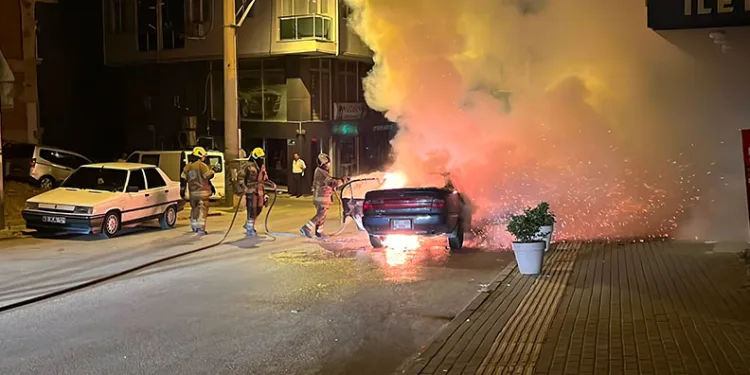 Bursa’da seyir halindeki araç alevlere teslim oldu