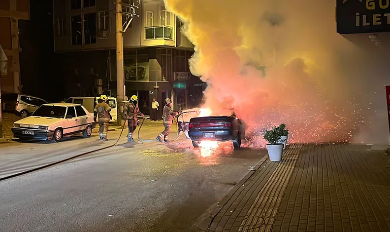 Bursa’da seyir halindeki araç alevlere teslim oldu