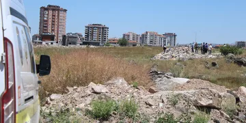 Boş arazide erkek cesedi bulundu