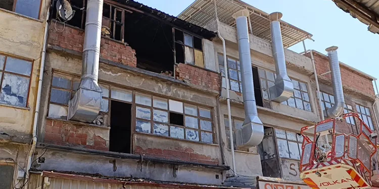 Mobilya imalathanesinde korkutan yangın