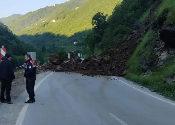 Heyelan nedeniyle kapanan Trabzon-Bayburt karayolu ulaşıma açıldı
