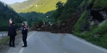 Heyelan nedeniyle kapanan Trabzon-Bayburt karayolu ulaşıma açıldı