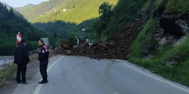 Heyelan nedeniyle kapanan Trabzon-Bayburt karayolu ulaşıma açıldı