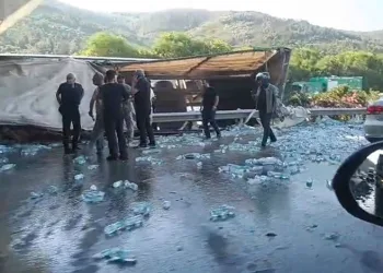Bursa’da su yüklü TIR hızlı tren köprüsü ayağına çarptı