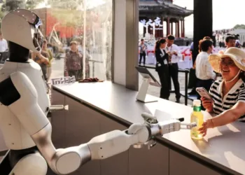 Kasiyersiz değil, çalışansız mağaza dönemi: Tek çalışan bir humanoid robot