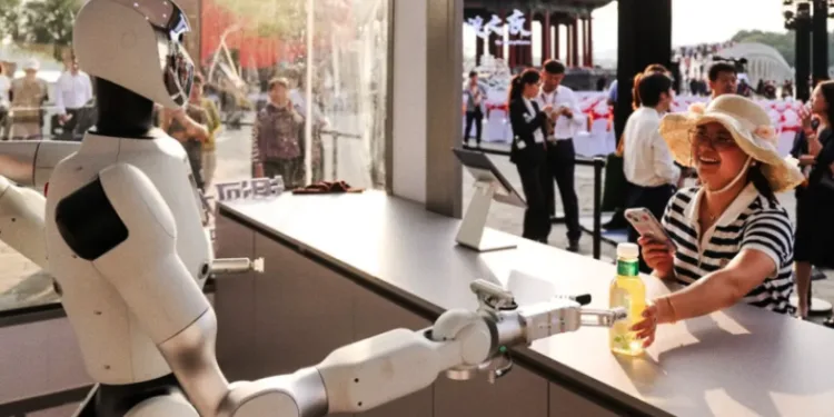 Kasiyersiz değil, çalışansız mağaza dönemi: Tek çalışan bir humanoid robot