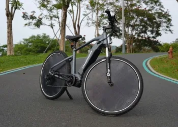 Dünyanın ilk güneş enerjili elektrikli bisikleti tanıtıldı: 193 km menzil!