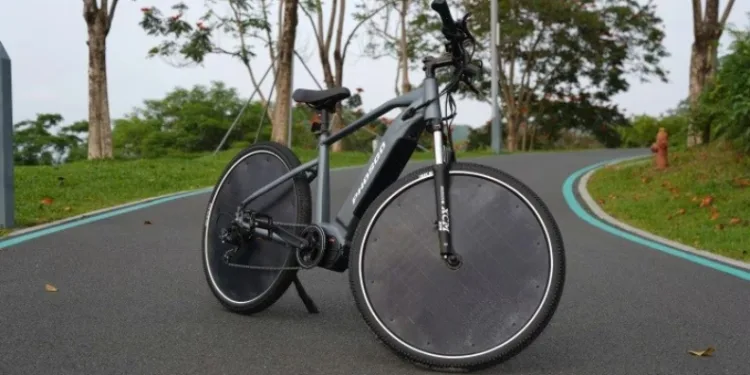 Dünyanın ilk güneş enerjili elektrikli bisikleti tanıtıldı: 193 km menzil!