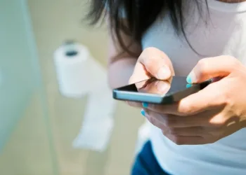 Tuvalette Telefon Kullanmanın Sağlık Üzerindeki Etkileri Nelerdir?