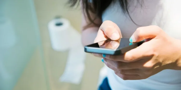 Tuvalette Telefon Kullanmanın Sağlık Üzerindeki Etkileri Nelerdir?