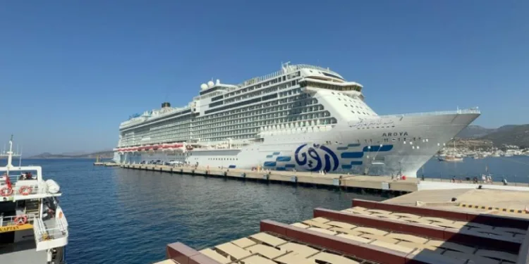Dev kruvaziyer gemisi yeniden Bodrum’a geldi