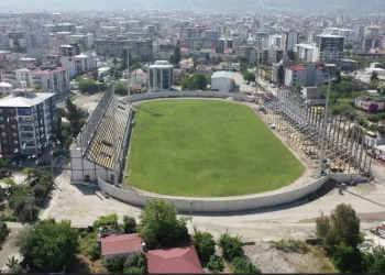 Depremde hasar alan 7 Ocak Stadyumu, yeniden yükseliyor