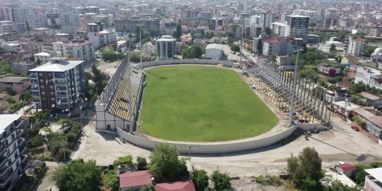 Depremde hasar alan 7 Ocak Stadyumu, yeniden yükseliyor