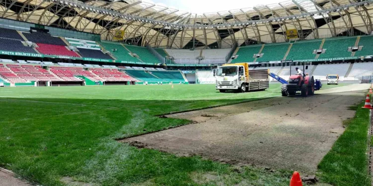 Konya Büyükşehir Stadyumu’nun zemininde renovasyon çalışması başlatıldı
