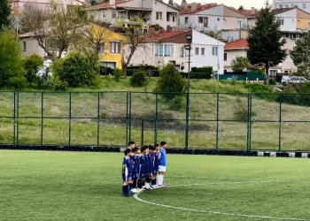 Minikler, hakemin kendilerine küfür ettiği iddiasıyla 1 dakika boyunca topa dokunmadı