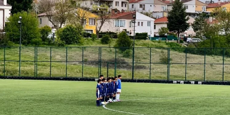 Minikler, hakemin kendilerine küfür ettiği iddiasıyla 1 dakika boyunca topa dokunmadı