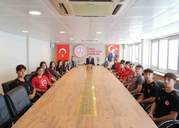 Muğla’nın şampiyon öğrencileri İl Milli Eğitim Müdürü Çay ile bir araya geldi
