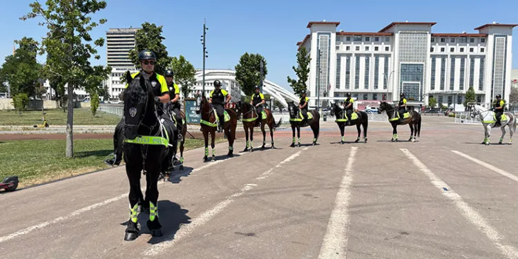 Ankara’da NATO Zirvesi öncesi atlı polisler devriye attı