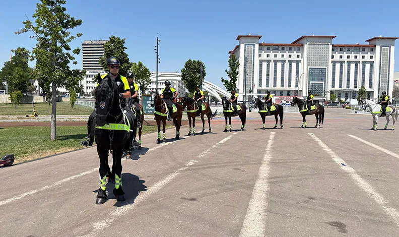 Ankara’da NATO Zirvesi öncesi atlı polisler devriye attı