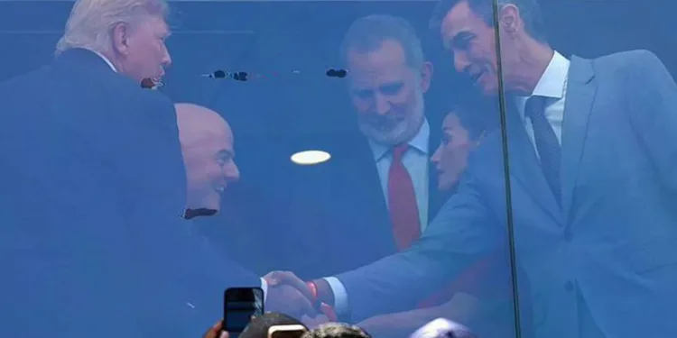 Trump ile Sanchez Dünya Kupası finalinde bir araya geldi!