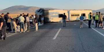 Yolcu otobüsü devrildi: 31 kişi yaralandı