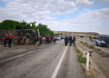 Kırıkkale’de yolcu otobüsü devrildi: 3’ü ağır 41 kişi yaralandı