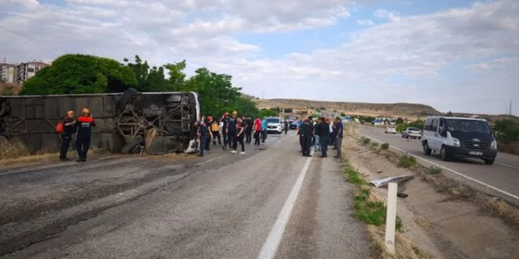 Kırıkkale’de yolcu otobüsü devrildi: 3’ü ağır 41 kişi yaralandı